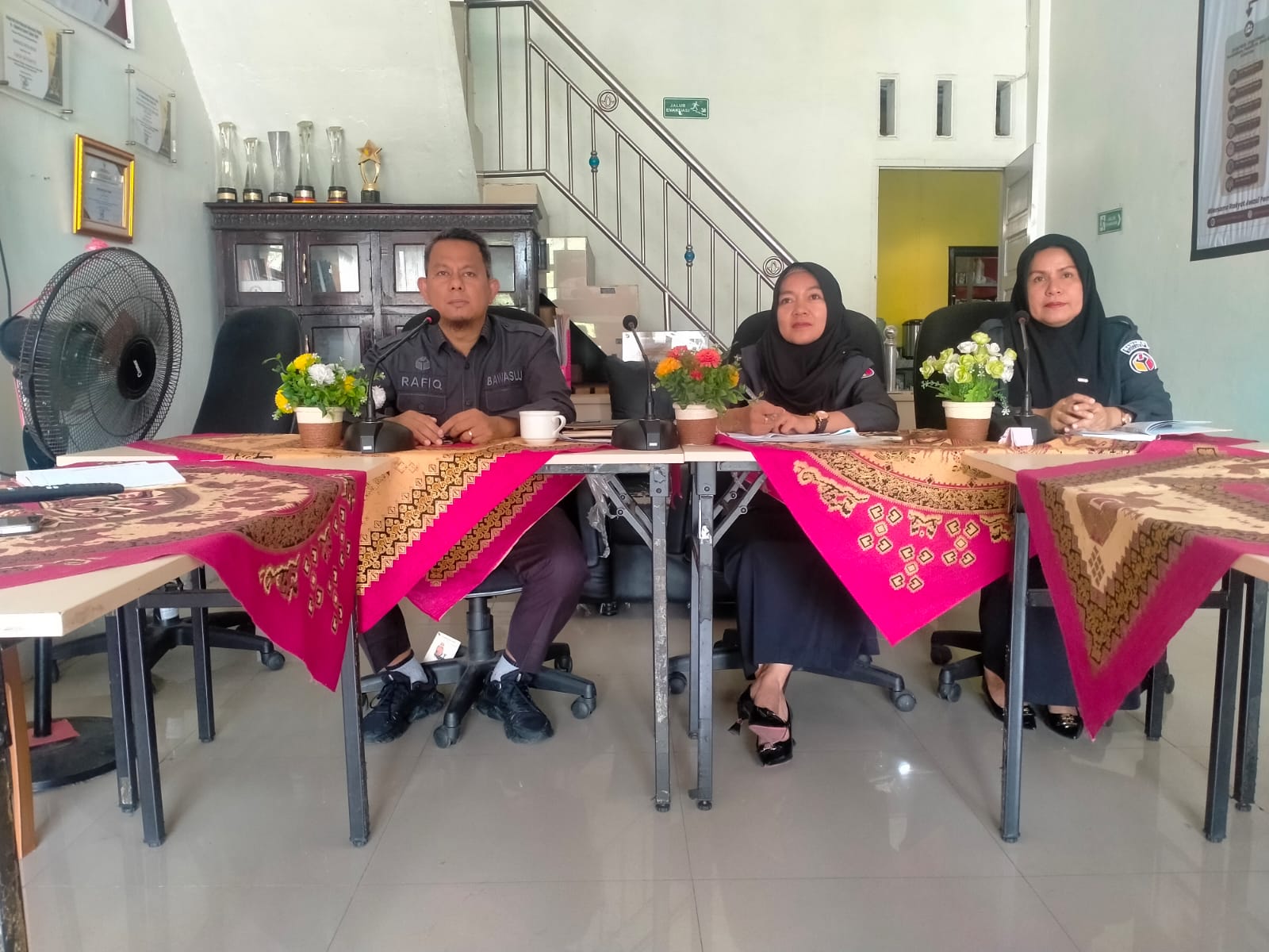 Ketua dan Anggota Bawaslu Kota Solok, Koordinator Sekretariat, serta staf perencanaan mengikuti Sosialisasi Keputusan Ketua Bawaslu Nomor 2 Tahun 2026 tentang Pedoman Penyusunan Rencana Strategis (Renstra) di Lingkungan Bawaslu, Bawaslu Provinsi, dan Bawaslu Kabupaten/Kota secara daring melalui Zoom Meeting, Senin (26/10/2026).