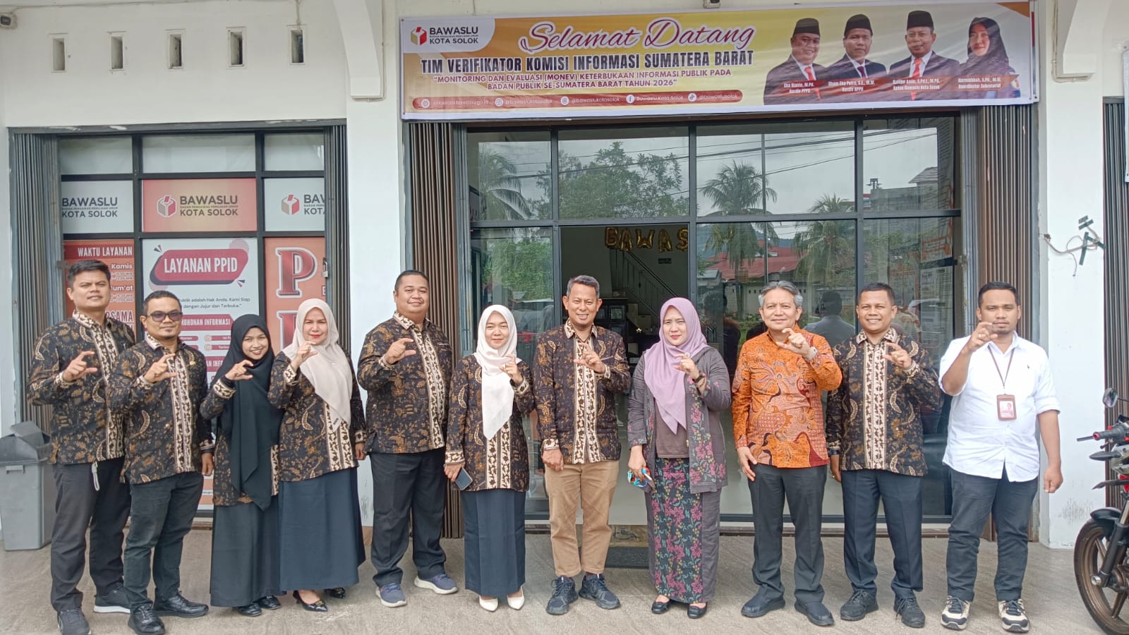 Bawaslu Kota Solok menerima kunjungan Tim Verifikasi Faktual (Visitasi) Komisi Informasi (KI) Provinsi Sumatera Barat dalam rangka Monitoring dan Evaluasi (Monev) Keterbukaan Informasi Publik pada Badan Publik Tahun 2026, Kamis (29/10/2026).