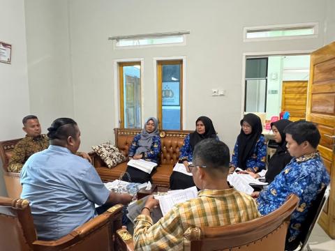 Bawaslu Kota Solok serta jajaran menggelar rapat pembahasan percepatan realisasi anggaran Tahun Anggaran 2026 yang berlangsung di Ruang Ketua Bawaslu Kota Solok, Kamis (6/8/2026)