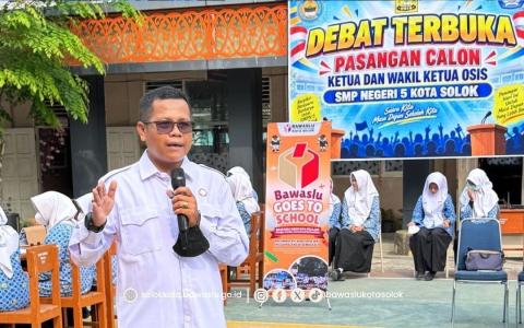 Anggota Bawaslu Kota Solok Ilham Eka Putra, S.E., M.M memberikan paparan dalam Sosialisasi Demokrasi pada kegiatan Pemilihan Osis SMPN 5 Kota Solok, Jumat (18/9/2026).