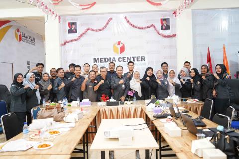 Foto Bersama pada Rapat Pembahasan Pemenuhan Syarat dan Kelengkapan Pejabat Struktural serta Pengelola Keuangan Sekretariat Bawaslu Kabupaten/Kota se-Sumatera Barat, Selasa (29/9/2026).