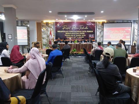 Rapat Pleno Terbuka Penetapan Rekapitulasi Pemutakhiran Data Pemilih Berkelanjutan (PDPB) Triwulan III Tahun 2026 KPU Kota Solik,  Premiere Hotel Syariah, Selasa (29/9/2026).