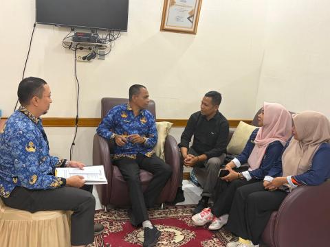 Bawaslu Kota Solok melakukan kunjungan audiensi ke Dinas Kependudukan dan Pencatatan Sipil (Disdukcapil) Kota Solok memperkuat sinergi antarlembaga, Kamis (17/9/2026).