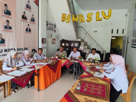 Bawaslu Kota Solok laksanakn rapat evaluasi pertanggungjawaban pelaksanaan anggaran yang digelar di Kantor Bawaslu Kota Solok, Rabu (21/10/2026).