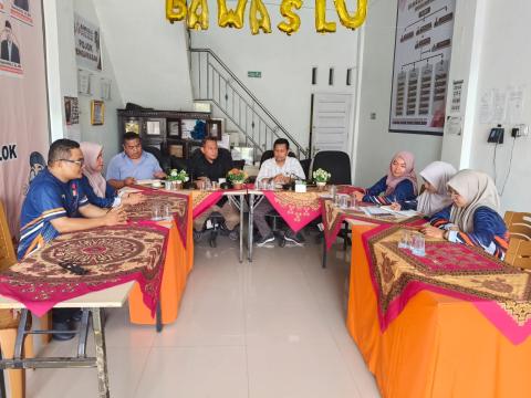 Bawaslu Kota Solok bersama Anggota serta Pejabat Pengelola Informasi dan Dokumentasi (PPID), menggelar rapat persiapan teknis menghadapi tahapan Verifikasi Faktual, Kamis 22/10/2026