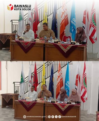 Anggota Bawaslu Kota Solok menyampaikan masukan pada kegiatan Forum Konsultasi Publik (FKP) Review Standar Pelayanan Publik (PPID) KPU Kota Solok, Rabu (7/10/26) 