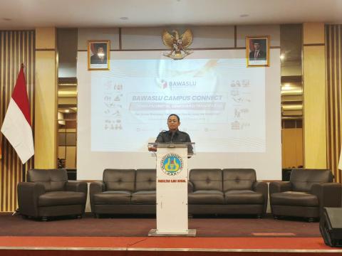 Dr Puadi SPd MM (Bawaslu) saat menghadiri forum Bawaslu Campus Connect bertajuk ”Generasi Digital, Demokrasi Transparan” di Aula Fakultas Ilmu Sosial Universitas Negeri Padang (UNP), Kota Padang, Sumatera Barat, Selasa (13/10/2026).