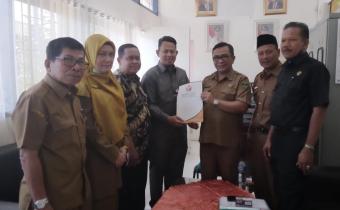 Tandatangani MoU dan PKS bersama SMA N 1 Solok, Bawaslu optimis Netralitas ASN dan Partisipasi Pemilih pemula meningkat di Pemilu mendatang