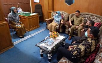 Tingkatkan Pengawasan Pemuktahiran DPB, Bawaslu Kota Solok lakukan koordinasi dengan instansi terkait.