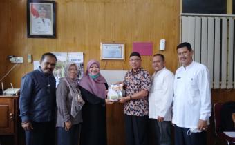 Bawaslu Kota Solok Serahkan Buku Pengawasan Pemilihan Serentak kepada DPK Kota Solok