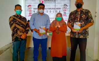 Sebagai Bentuk Pertanggungjawaban Kepada Publik, Bawaslu Kota Solok Terbitkan Buku Pengawasan Pemilihan 2020