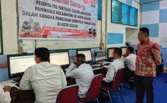 Ketua Bawalsu Kota Solok Awasi Langsung Proses Ujian Tes Tulis CAT