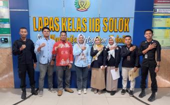 Ketua Bawaslu Kota Solok, Rafiqul Amin bersama KPU Kota Solok lakukan kunjungan ke Lapas Kelas IIB Solok, Rabu (03/07/24). 