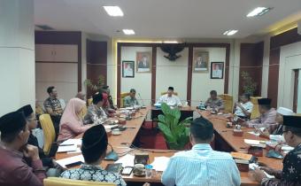 Rafiqul Amin beserta Anggota Bawaslu Kota Solok, Ilham Eka Putra dan Eka Rianto menghadiri undangan Walikota Solok pada pelaksanaan Ekspos kesiapan pelaksanaan Pemungutan Suara Ulang (PSU) DPD Sumbar pada Kamis, 4 Juli 2024. 