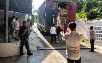Bawaslu Kota Solok melakukan pengawasan melekat dalam mengawasi kedatangan logistik DPD untuk PSU, Jum'at (05/07)