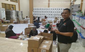 Anggota Bawaslu Kota Solok, Ilham Eka Putra lakukan pengawasan sortir lipat surat suara di Gudang Logistik KPU, Minggu (07/07).