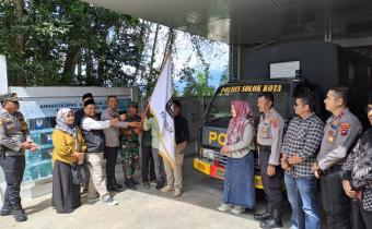 Anggota Bawaslu Kota Solok, Ilham Eka Putra dan Eka Rianto awasi pelepasan distribusi logistik PSU, Jum'at (12/07).