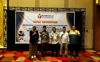 Komisioner Bawaslu Kota Solok bersama Komisioner Bawaslu Provinsi Sumatera Barat berfoto dalam kegiatan Rapat Koordinasi Persiapan Pengawasan Rekapitulasi Hasil Perhitungan Suara Tingkat Provinsi Sumbar pada PSU Calon Anggota DPD Dapil Sumbar pasca Putusan MK pada Pemilu 2024, di ZHM Hotel, Kamis (18/7).