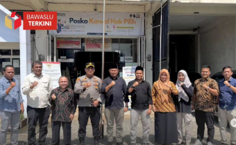 Ketua Bawaslu Kota Solok, Rafiqul Amin beserta jajaran menyambut hangat kedatangan Kapolres Solok Kota yang baru, AKBP Abdus Syukur Felani, S.I.K beserta rombongan di Kantor Bawaslu Kota Solok, Sabtu (03/08).