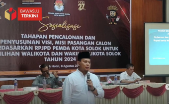 Ketua Badan Pengawas Pemilihan Umum (Bawaslu) Kota Solok, Rafiqul Amin hadir sekaligus menjadi narasumber dalam kegiatan Sosialisasi Tahapan Pencalonan & Penyusunan Visi, Misi Pasangan Calon berdasarkan RPJPD Pemda Kota Solok Untuk Pemilihan Walikota dan Wakil Walikota Solok Tahun 2024 yang digelar KPU Kota Solok di Caredek Hotel pada Kamis, (08/08).