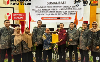 Sebanyak 7 orang Pegawai Pemerintah dengan Perjanjian Kerja (PPPK) di Lingkungan Badan Pengawas Pemilihan Umum (Bawaslu) Kota Solok hadir mengikuti kegiatan Sosialisasi Peraturan PPPK dan Penyusunan Serta Evaluasi Kinerja PPPK yang dilaksanakan oleh Bawaslu Provinsi Sumatera Barat di Grand Rocky Bukittinggi, Jum'at (09/08).