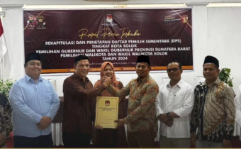 Ketua Badan Pengawas Pemilihan Umum (Bawaslu) Kota Solok, Rafiqul Amin beserta jajaran mengawasi proses Rapat Pleno Terbuka Rekapitulasi dan Penetapan Daftar Pemilih Sementara untuk Pilkada Serentak Tahun 2024 yang digelar oleh KPU di Ruang Pertemuan D'Relazion Kota Solok pada Minggu, (11/08).