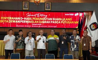 Bawaslu Kota Solok awasi langsung penyerahan D-Hasil Rekapitulasi Pemungutan Suara Ulang (PSU) Anggota Dewan Perwakilan Daerah (DPD) Daerah Pemilihan Sumatera Barat Pemilu Tahun 2024 Tingkat Kota Solok. Penyerahan ini dilakukan di Kantor KPU Provinsi Sumatera Barat, Kamis (18/07).
