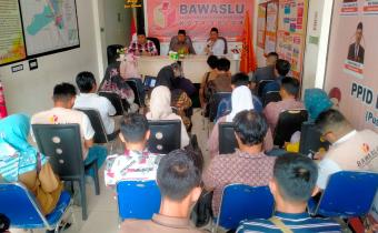 Dalam rangka mempersiapkan pengawasan rekapitulasi Daftar Pemilih Hasil Pemutakhiran (DPHP) di Tingkat Kecamatan se-Kota Solok, Bawaslu Kota Solok gelar rapat koordinasi bersama panwascam pada Senin, (05/08/24).