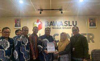 Badan Pengawas Pemilihan Umum (Bawaslu) Kota Solok menyerahkan laporan akhir Sentra Penegakkan Hukum Terpadu (Sentra Gakkumdu) dalam kunjungan ke Bawaslu RI, Senin (12/08).