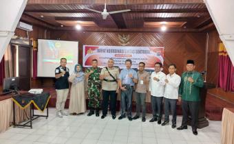 Ketua Bawaslu Kota Solok, Rafiqul Amin memberikan materi sosialisasi terkait tahapan dan persiapan Tahapan Pemilihan Serentak Gubernur dan Wakil Gubernur, Walikota dan Wakil Walikota di Kota Solok Tahun 2024 dalam kegiatan Rapat Koordinasi Lintas Sektoral bersama Polres Solok Kota, Jum'at (16/08).