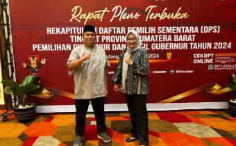 Anggota Bawaslu Kota Solok, Eka Rianto beserta staf mengikuti Rapat Pleno Terbuka terkait rekapitulasi DPS tingkat Provinsi untuk Pemilihan Gubernur pada Pilkada Serentak tahun 2024, Padang (16/08).