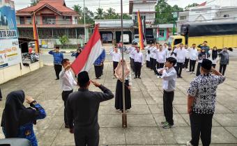 Dalam rangka memperingati Hari Ulang Tahun Republik Indonesia (HUT RI) ke-79, Badan Pengawas Pemilhan Umum (Bawaslu) Kota Solok menggelar upacara di depan Kantor Bawaslu Kota Solok, Sabtu (17/08).