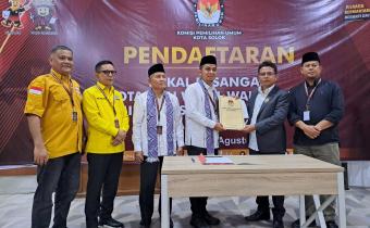 Ketua Bawaslu Kota Solok, Rafiqul Amin mengawasi proses penyerahan tanda terima berkas Bapaslon Dhani - Suryadi oleh KPU Kota Solok, Kamis (28/08).