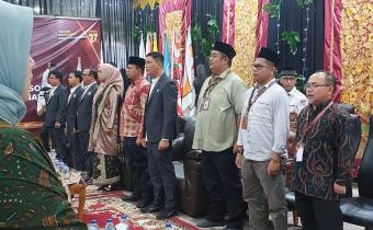 Ketua dan Anggota Bawaslu Kota Solok beserta jajaran melakukan pengawasan tahapan pendaftaran Bakal Pasangan Calon (Bapaslon) Walikota dan Wakil Walikota Solok pada Pemilihan Serentak Tahun 2024 secara intensif di Kantor KPU Kota Solok, Kamis (29/08).