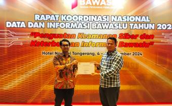 Badan Pengawas Pemilihan Umum (Bawaslu) Kota Solok kembali meraih predikat Informatif dalam Penghargaan Keterbukaan Informasi Publik yang digelar oleh Bawaslu Rl, Kamis (05/09).