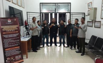 Badan Pengawas Pemilihan Umum (Bawaslu) Kota Solok melakukan pengawasan melekat tahapan perbaikan persyaratan administrasi calon oleh Pasangan Calon Walikota dan Wakil Walikota Solok Pemilihan Serentak Tahun 2024 di Kantor KPU Kota Solok. Pelaksanaan pengawasan dilaksanakan selama 3 hari berturut-turut dari Jum'at sampai dengan Minggu, (06/09/24 s.d 08/09/24).