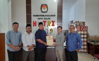 Bawaslu Kota Solok melakukan pengawasan melekat penyerahan berita acara hasil penelitian administrasi calon Pasangan Calon (Paslon) Walikota dan Wakil Walikota Solok Pemilihan Serentak Tahun 2024, Kamis (05/09).