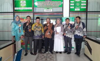 Anggota Badan Pengawas Pemilihan Umum (Bawaslu) Kota Solok, Ilham Eka Putra dan Eka Rianto didampingi staf Bawaslu Kota Solok, melakukan pengawasan terhadap tahapan penelitian perbaikan persyaratan administrasi calon dengan melakukan klarifikasi secara langsung ke beberapa instansi terkait yang dikunjungi oleh KPU Kota Solok.