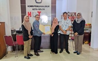 Bawaslu Kota Solok melakukan pengawasan penyerahan Berita Acara Hasil Penelitian Persyaratan Adminstrasi Calon Walikota dan Wakil Walikota Solok. Penyerahan Berita Acara disampaikan kepada LO masing-masing paslon pada Sabtu, 14 September 2024 di Kantor KPU Kota Solok.