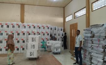 Badan Pengawas Pemilihan Umum (Bawaslu) Kota Solok melakukan pengawasan logistik pasca pemilu di Gudang KPU Kota Solok.