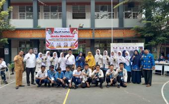 Anggota Bawaslu Kota Solok, Ilham Eka Putra berikan sosialisasi terkait demokrasi dan pemilihan di SMPN 5 Kota Solok, Selasa (17/09).