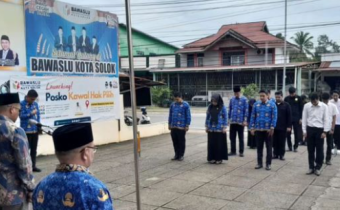 Dalam rangka memperingati Hari Kesaktian Pancasila, Bawaslu Kota Solok menggelar upacara di depan Kantor Bawaslu Kota Solok, Selasa (1/10/2024).