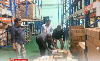 Badan Pengawas Pemilihan Umum (Bawaslu) Kota Solok melakukan pengawasan langsung pengadaan logistik ke 2 (dua) perusahaan percetakan yang ada di Semarang, yaitu PT. Temprina dan CV. Beringin Indah pada Minggu, (12/10).