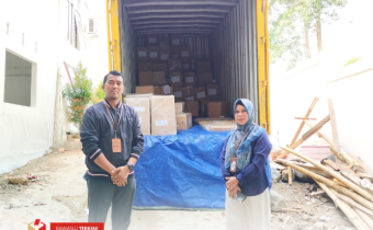 Pastikan kesiapan logistik pada Pemilihan Serentak Tahun 2024, Bawaslu Kota Solok melakukan pengawasan kedatangan logistik ke Gudang Logistik KPU Kota Solok, Minggu (12/10).