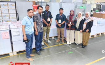 Dalam rangka memastikan produksi logistik untuk Pemilihan Serentak Tahun 2024 di Kota Solok, Bawaslu Kota Solok melakukan visitasi ke percetakan PT. Gramedia Cikarang, Bekasi (17/10).