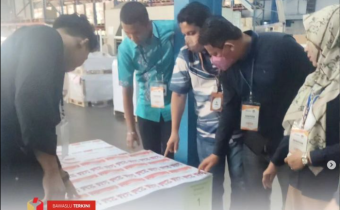 Ketua Badan Pengawas Pemilihan Umum (Bawaslu) Kota Solok, Rafiqul Amin beserta jajaran melakukan pengawasan langsung proses pengepakan surat suara untuk Pemilihan Serentak Tahun 2024 untuk Kota Solok, Jakarta (19/10).