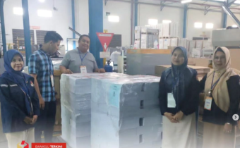 Anggota Bawaslu Kota Solok, Eka Rianto beserta jajaran melakukan pengawasan proses potong dan pengepakan surat suara Pilkada Kota Solok langsung ke percetakan, Minggu (20/10).