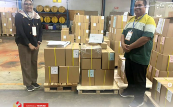 Anggota Bawaslu Kota Solok, Eka Rianto bersama staf, melaksanakan visitasi ke percetakan dalam rangka pengawasan logistik Pemilihan Serentak Tahun 2024, (22-23/10).