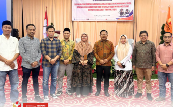  Bawaslu Provinsi Sumatera Barat menggelar Sosialisasi pengawasan bersama dengan pasangan calon dan tim kampanye pada Pemilihan Gubernur dan Wakil Gubernur Provinsi Sumatera Barat, di Rocky Hotel Padang (23/10).