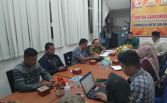 Bawaslu Kota Solok menyelenggarakan rapat kelompok kerja (Pokja), Jum'at (27/09).